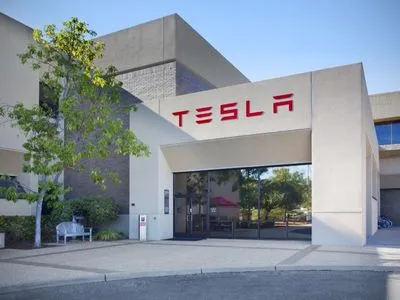 Tesla звільнить понад 4 тисячі співробітників для скорочення витрат