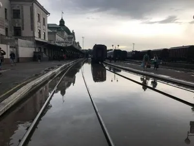 Ливень с градом накрыл Черновцы: пользователи показали "океаны" на улицах и железной дороге