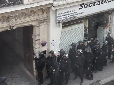 У центрі Парижа озброєний чоловік захопив заручників