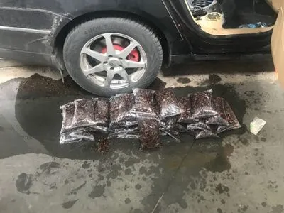 “Нафарширований бурштином” автомобіль затримали на кордоні у Львівській області