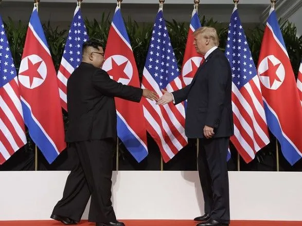 Трамп і Кім Чен Ин зустрілися в Сінгапурі