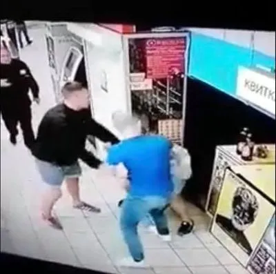 У столичному супермаркеті побили відвідувача, двох молодиків затримали