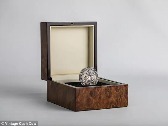 Британська бабуся виявила на горищі монету за 100 тис. фунтів