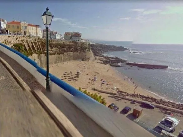 Пытались сделать селфи: в Португалии двое туристов сорвались с 30-метровой высоты