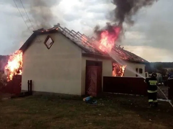 Розряди блискавок під час злив на Хмельниччині підпалили три будинки