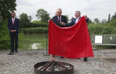 Президент Чехії привселюдно спалив червоні труси