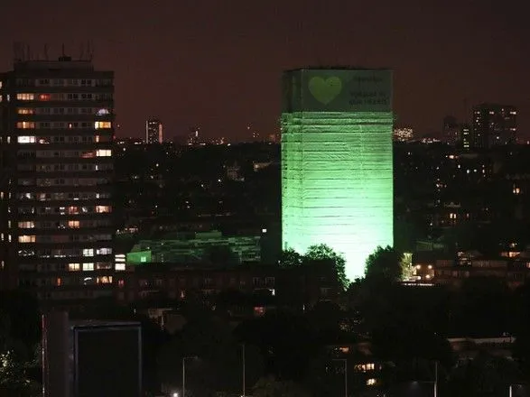 У Лондоні в річницю пожежі в Grenfell Tower сусідні будівлі підсвітили зеленим кольором
