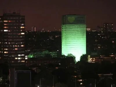 В Лондоне в годовщину пожара в Grenfell Tower соседние здания подсветили зеленым цветом