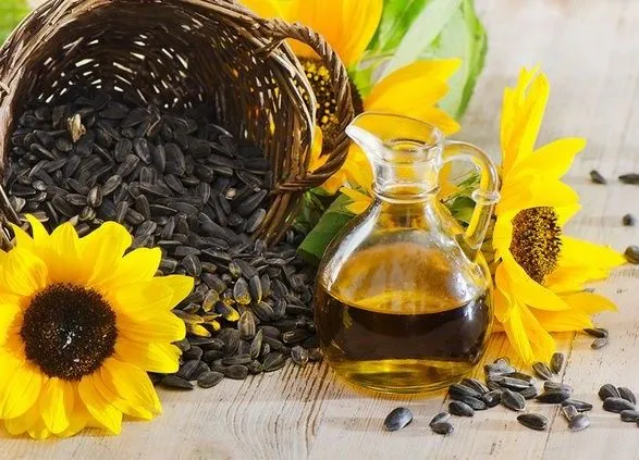 АМКУ закликали розібратися, чому в Україні продають соняшникову олію дорожче, ніж за кордоном