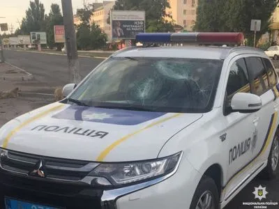 В Никополе хулиганы избили полицейский автомобиль