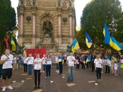 Українці в Парижі провели акцію на підтримку в'язнів Кремля