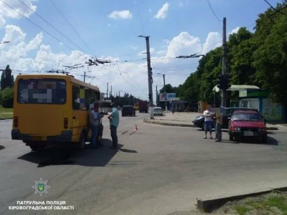 Маршрутка зіткнулася з легковиком у Кропивницькому: постраждала дитина