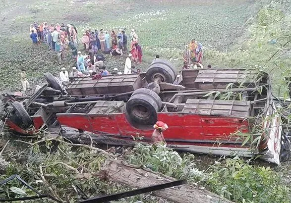 Більше 10 людей загинули при зіткненні автобуса з вантажівкою в Бангладеші