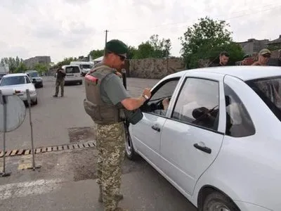 Чоловіка з георгіївською стрічкою зупинили на КПВВ "Новотроїцьке"