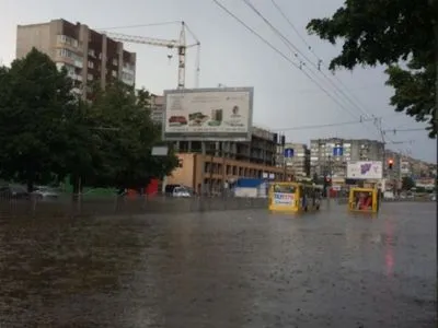 Непогода бушевала в Луцке: дождь залил город, а град - побил деревья