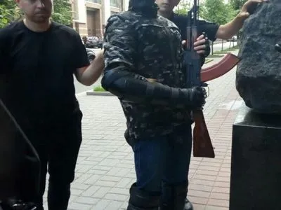 В Киеве возле Кабмина задержали мужчину в маске и с автоматом