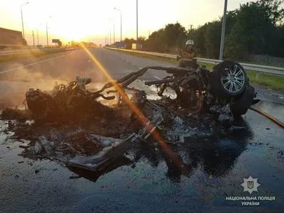 Смертельна ДТП на Полтавщині: автівка врізалася у відбійник і згоріла вщент