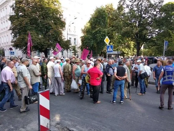 Митингующие прорвались ко второму подъезду Рады