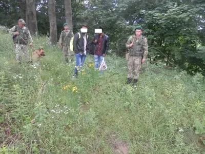 Пробиралися через ліс до кордону: на Львівщині затримали двох громадян Індії