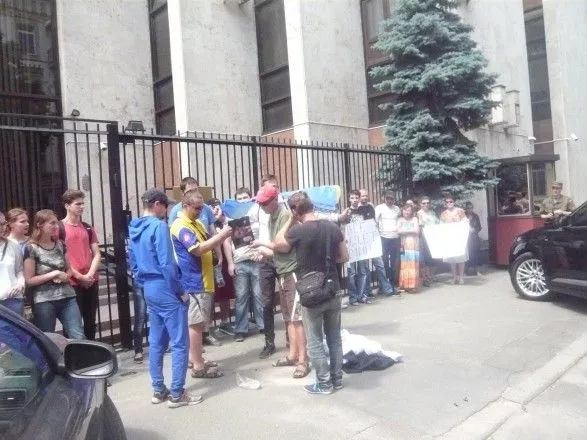 u-kiyevi-pered-ugorskim-posolstvom-proveli-aktsiyu-protestu-proti-vtruchannya-uryadu-ugorschini-v-spravi-ukrayini