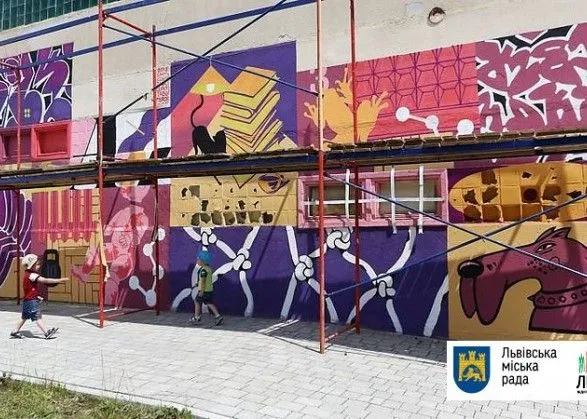 У Львові інженерні споруди розмалювали графіті