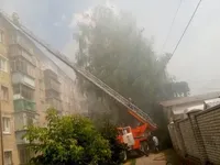 В Броварах из горящего дома эвакуируют жителей