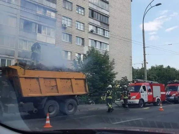 В Киеве в грузовике загорелись дрова