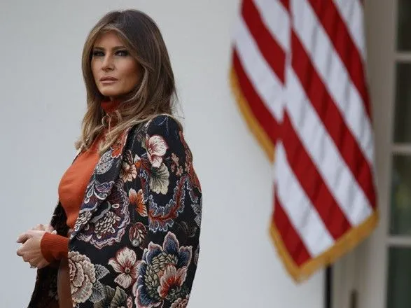 CNN: Белому дому пришлось оправдываться из-за надписи на куртке Мелании Трамп