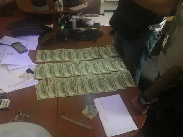 На Одещині поліцейський попався на хабарі у 3 тисячі доларів