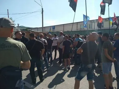 Националисты проводят акцию под зданием патрульной полиции Киева