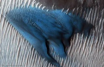 NASA показало голубые дюны на Марсе