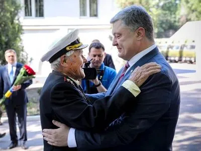 Порошенко нагородив 100-річного ветерана ІІ Світової, чий онук загинув на Донбасі