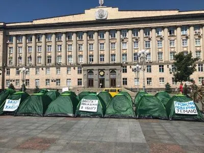 Черкаські чиновники за два дні так і не вийшли до активістів наметового містечка