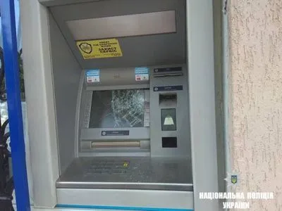 Відмовили у кредиті: на Прикарпатті чоловік розтрощив банкомат сокирою