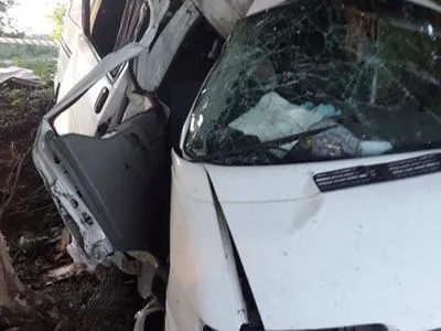 Автівка з сім'єю влетіла в дерево на Київщині: є загиблий