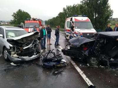 Во Львовской области не разминулись автомобили: водителя пришлось деблокировать