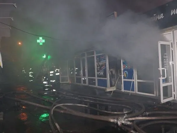 В Киеве пожар уничтожил ряд МАФов