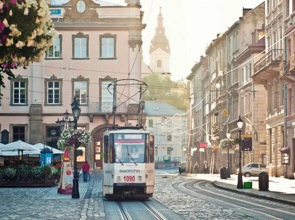 u-lvivskomu-tramvayi-kriplennya-vid-drotiv-travmuvalo-ditinu