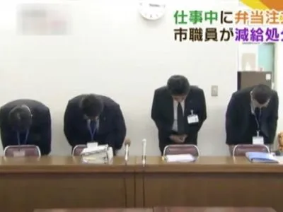 В Японии мужчину наказали за регулярный выход на обед на три минуты раньше положенного времени