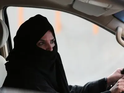У Саудівській Аравії жінкам дозволили водити автомобіль