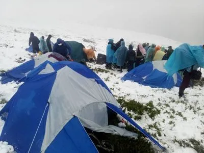 Сніг у Карпатах: дітей вже спустили з гір