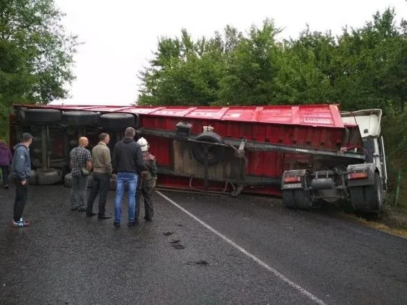 На Прикарпатье перевернулся грузовик с щебнем