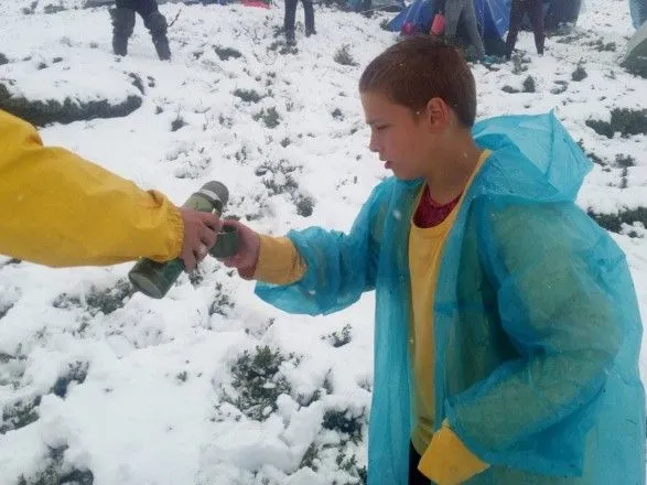 Палаточный лагерь в Карпатах засыпало снегом: спасатели добрались до туристов