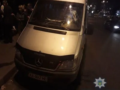 Неизвестные в Киеве повредили автобус: очевидцы слышали "выстрелы", полиция обстрел опровергает