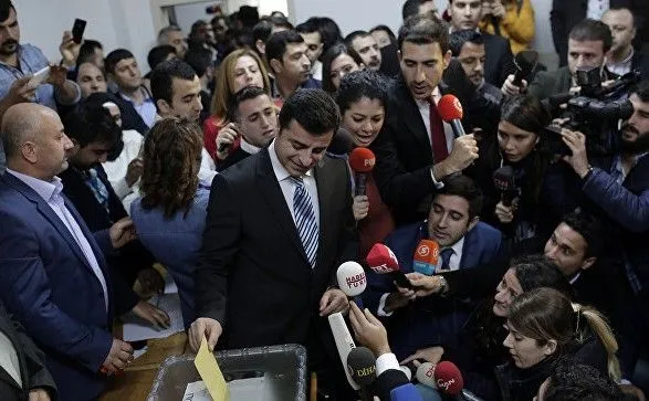 Прокурдской Партия демократии народов проходит в парламент Турции