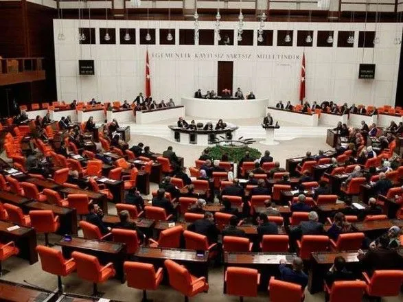 Правляча партія Туреччини лідирує на дострокових виборах до парламенту