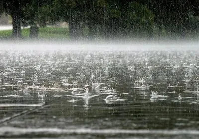 В Україні сьогодні очікуються сильні зливи та град