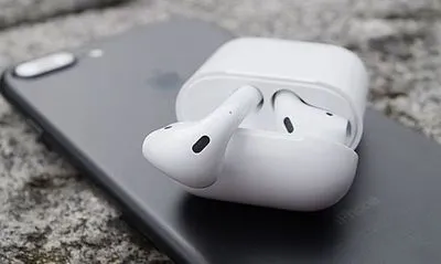 Apple готує оновлення своїх бездротових навушників - Bloomberg