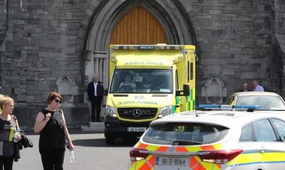 В Ирландии автомобиль въехал в пешеходов у церкви