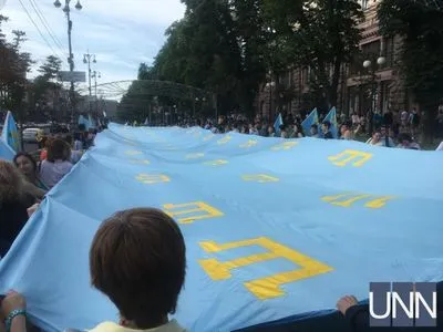 В Киеве на Крещатике развернули 38-метровый крымскотатарский флаг